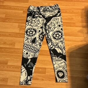 Elegant Black and White Patterned Leggings